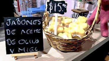 Jabones artesanales elaborados con miel de abeja y aceite de oliva